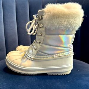 LONDON FOG Bell Court Cold Weather Warm Lined Snow Boot - silver holographic